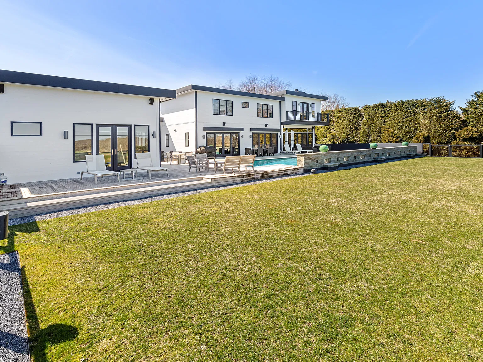 Southampton Modern Stunner - 5 Bed and Poolhouse! — Photo 1