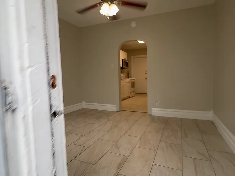 142 W Sycamore St — Photo 9