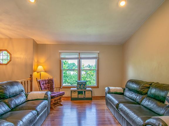 5th image of 935 Glenmore Dr