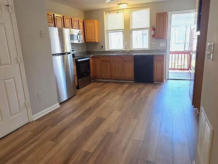 539 N Luzerne Ave — Photo 5