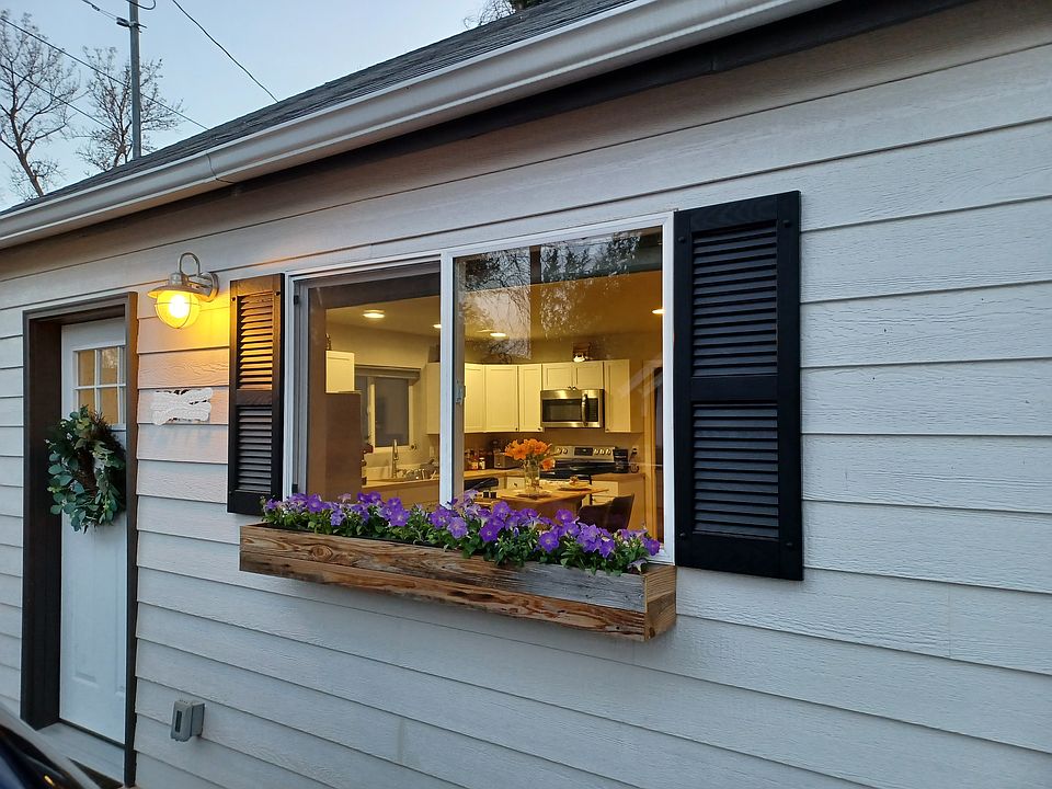 Exterior view from the front driveway