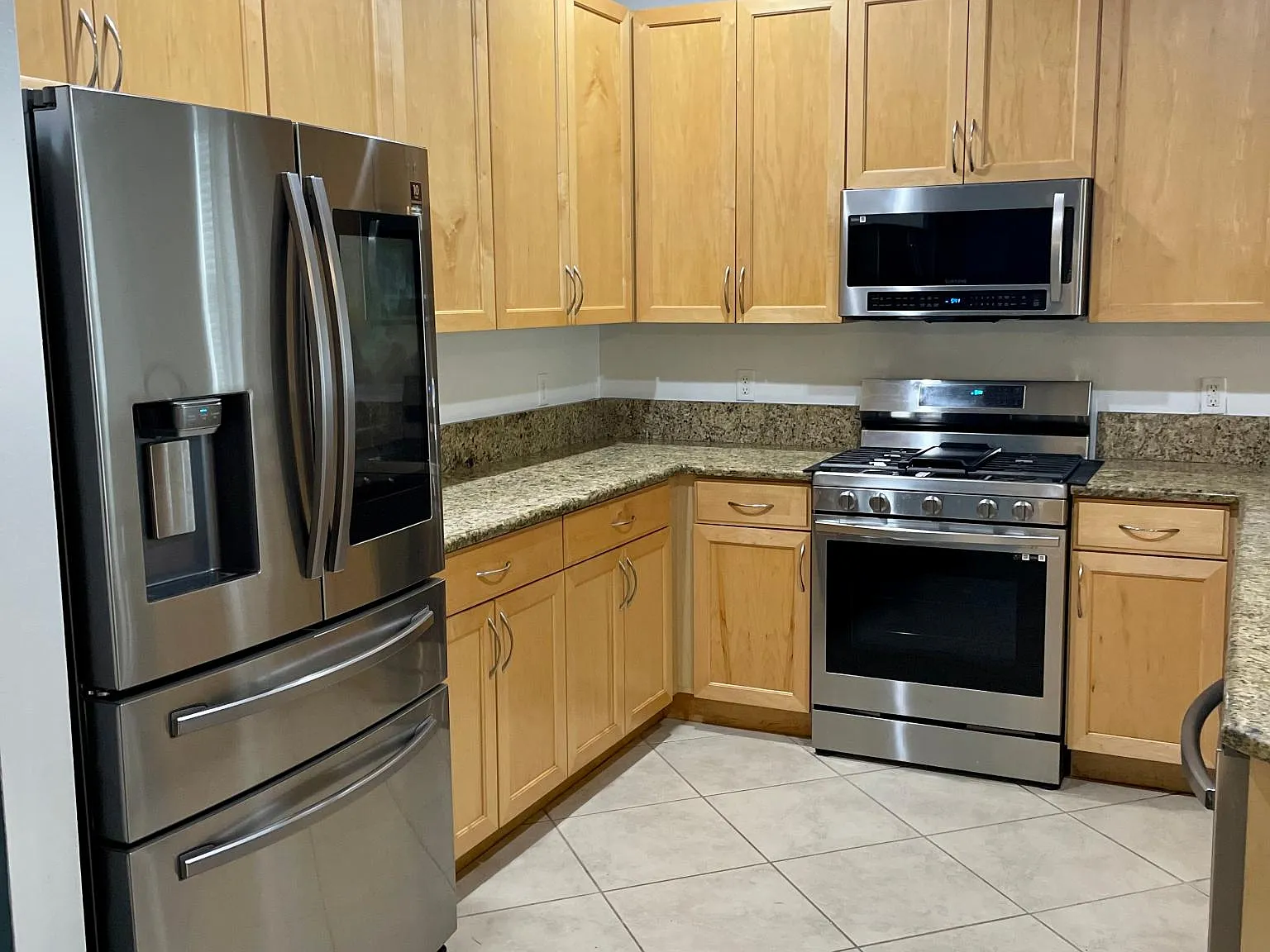4 bed, 2.5 bath, 2585 sqft, $3,200 — Photo 3