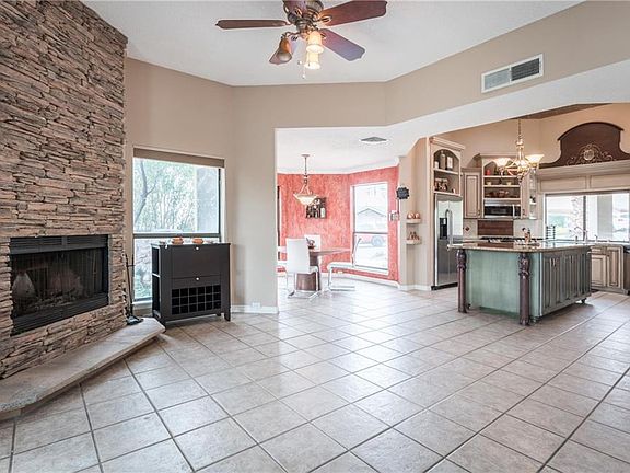 3rd image of 424 Hollydale Dr