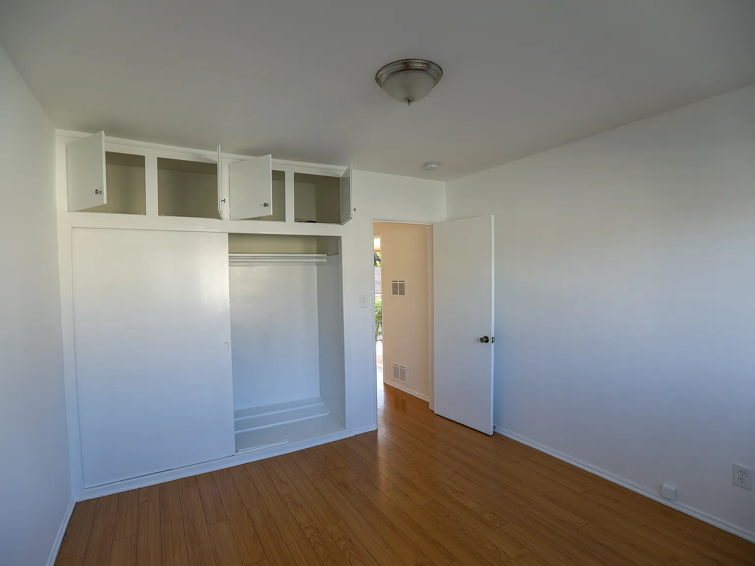 262 S Sycamore Ave — Photo 1