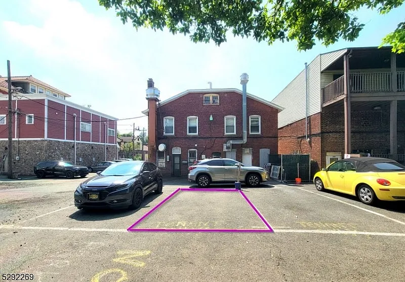 Building Photo - 551 Franklin Ave #2R