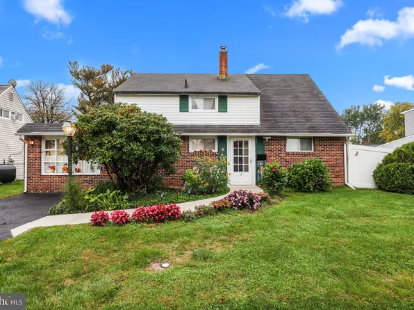 8 Goodrock Rd, Levittown, PA 19057