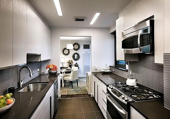 3rd image of 200 W 67th St APT 18F