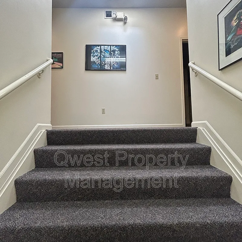 Building Photo - 975 Cherry St SE #5