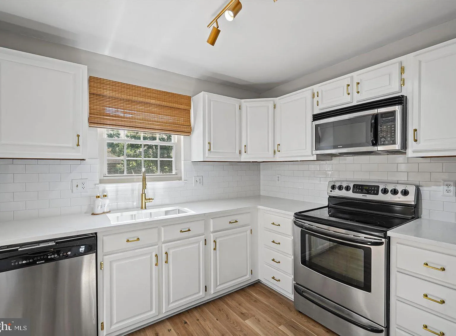 3 bed, 4.0 bath, 1672 sqft, $3,300 — Photo 3