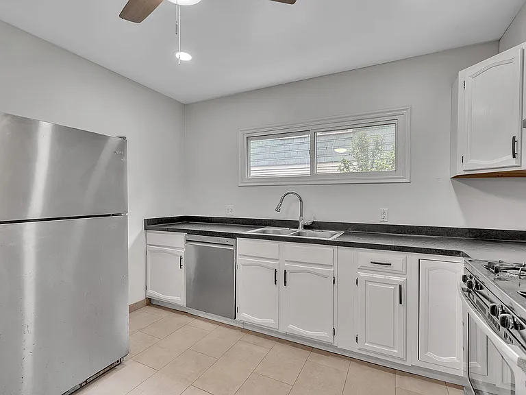 91 Saint Johns Parkside St #1 — Photo 5