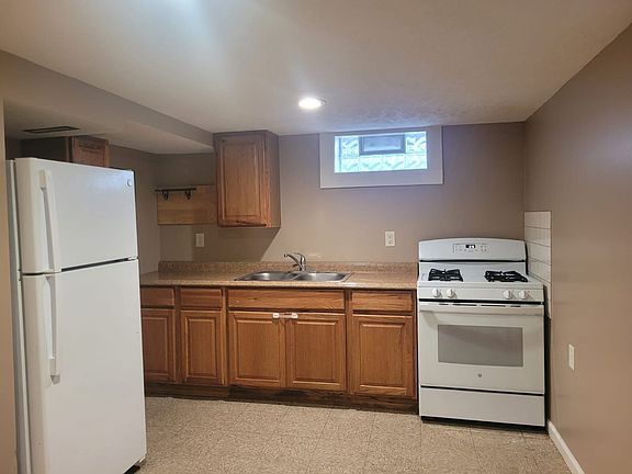 3rd image of 320 S Cleburn St APT 5