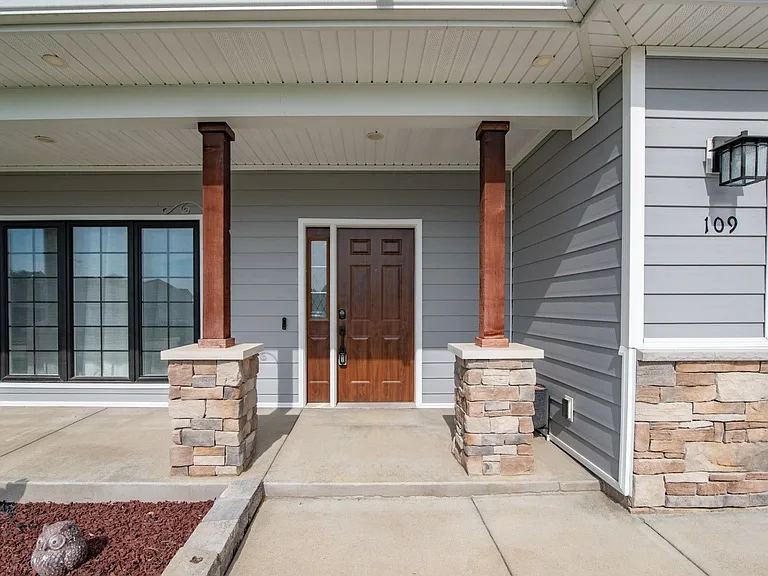 109 Gaston Cir — Photo 2