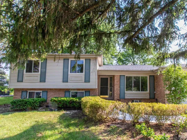 1926 N Lake Dr, Troy, MI 48083