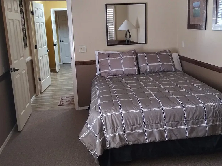 Bedroom 4, Queen bed