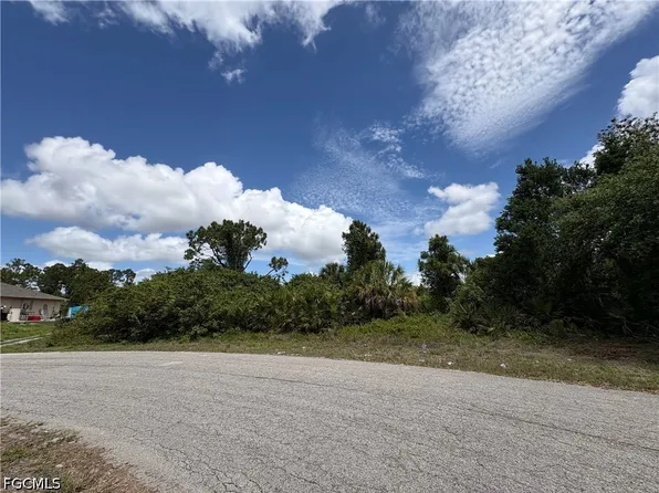 685/687 Chestnut St E, Lehigh Acres, FL 33974