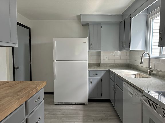 3rd image of 60 Whitewood Cir #2