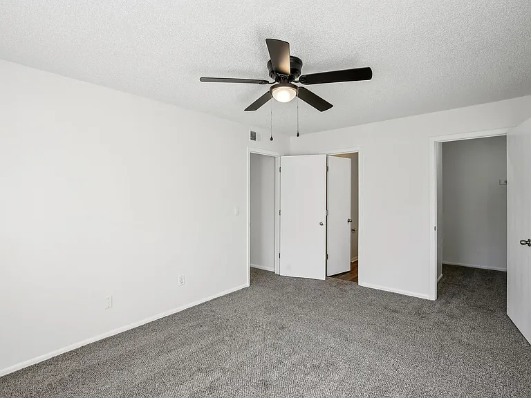 Spring Hill Plaza Apartments — Photo 26