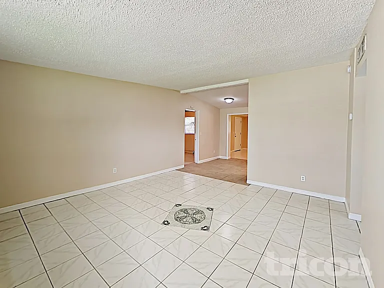 3463 Arbutus Ln — Photo 3