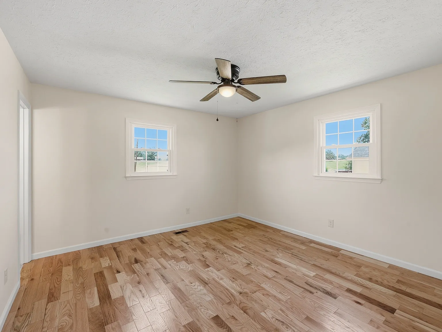 3 bed, 1.5 bath, 2080 sqft, $2,400 — Photo 4