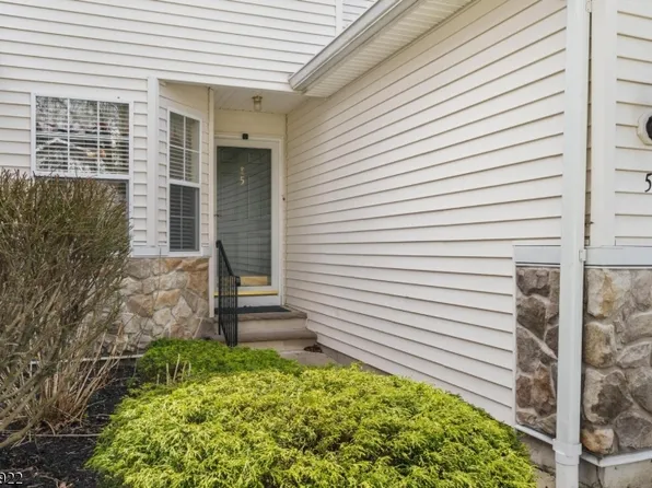 5 Meadow Lakes Dr, Hamburg Boro, NJ 07419