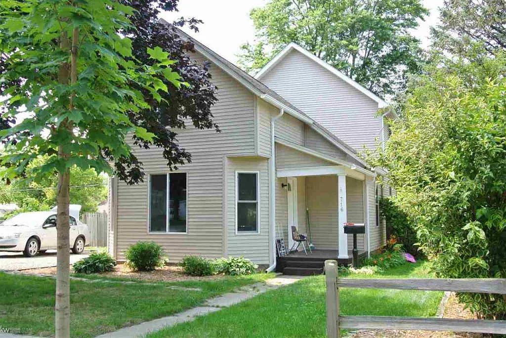 716 Henry St photo 1