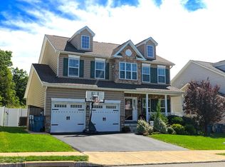 2205 Sunnyvale Dr, Pennsburg, PA 18073