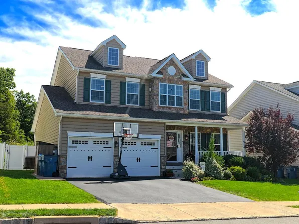 2205 Sunnyvale Dr, Pennsburg, PA 18073