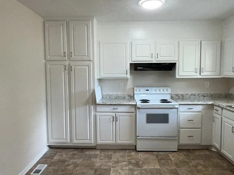1430 High Meadow Dr — Photo 3