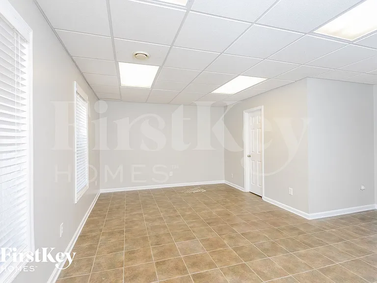979 Hickory St — Photo 13