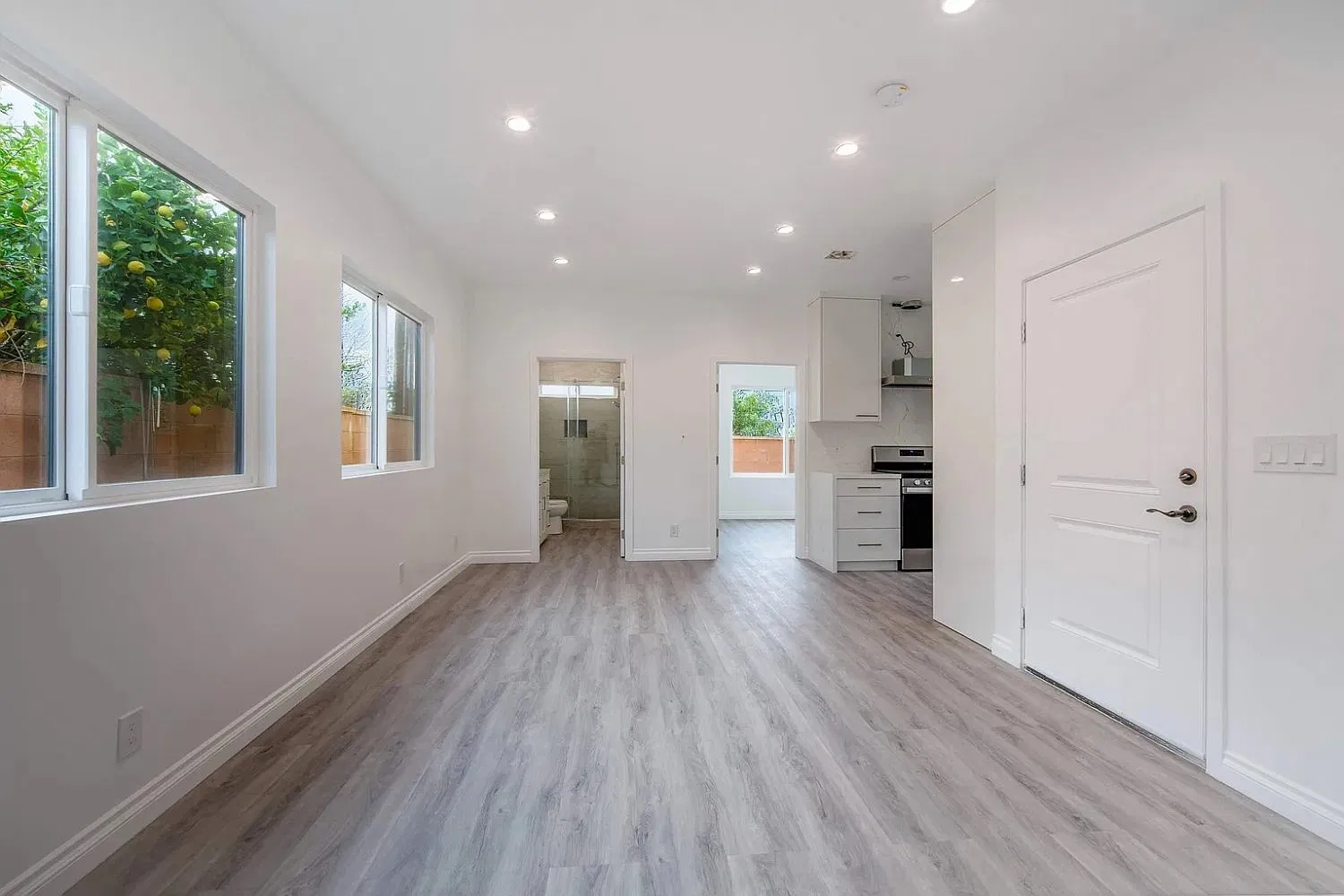 2 bed, 700 sqft, $3,500 — Photo 3