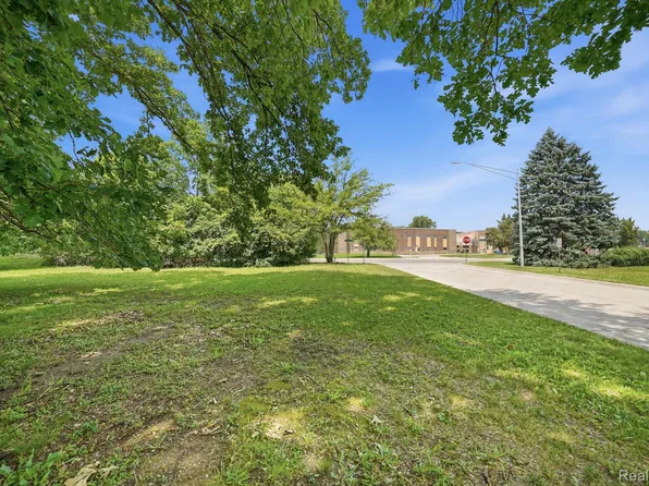 28993 Monterey Dr, Southfield, MI 48076