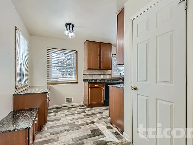 3701 Woodbine Ln N — Photo 3
