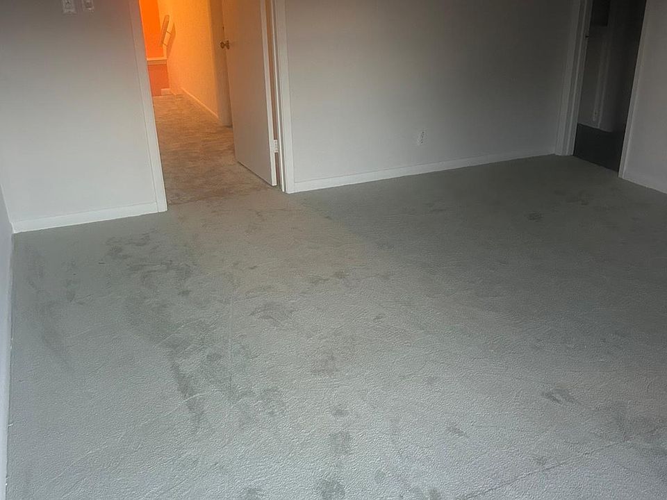 1st image of 916 Country Club Ln