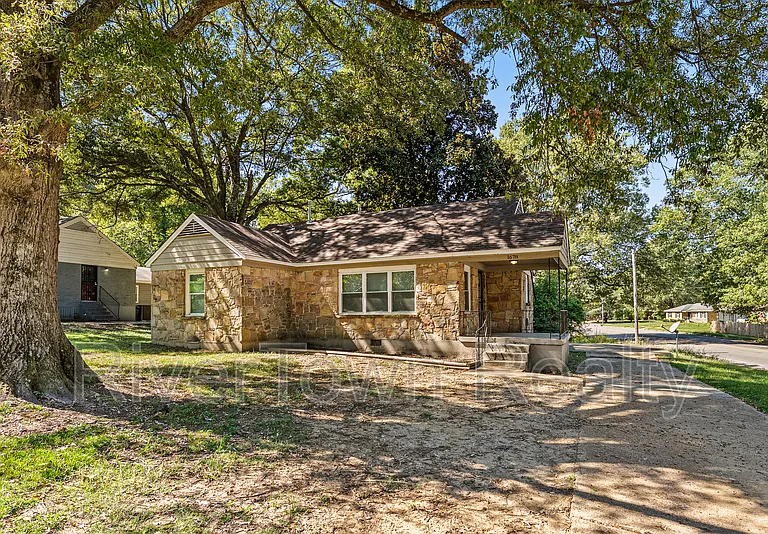 1678 Alta Vista Ave — Photo 3
