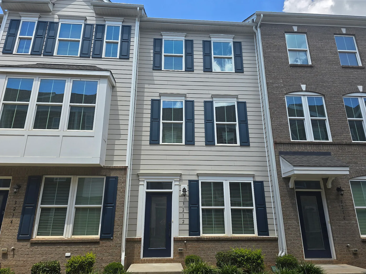 2 bed, 2.5 bath, 1370 sqft, $1,999 — Photo 1