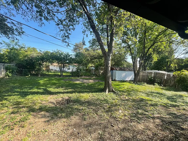 2113 Cloverdale St — Photo 17