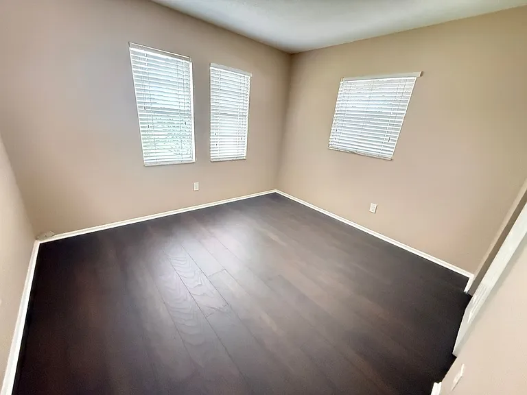 423 Longwood Cir — Photo 11