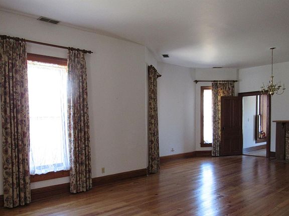 5th image of 219 Montgomery Ave