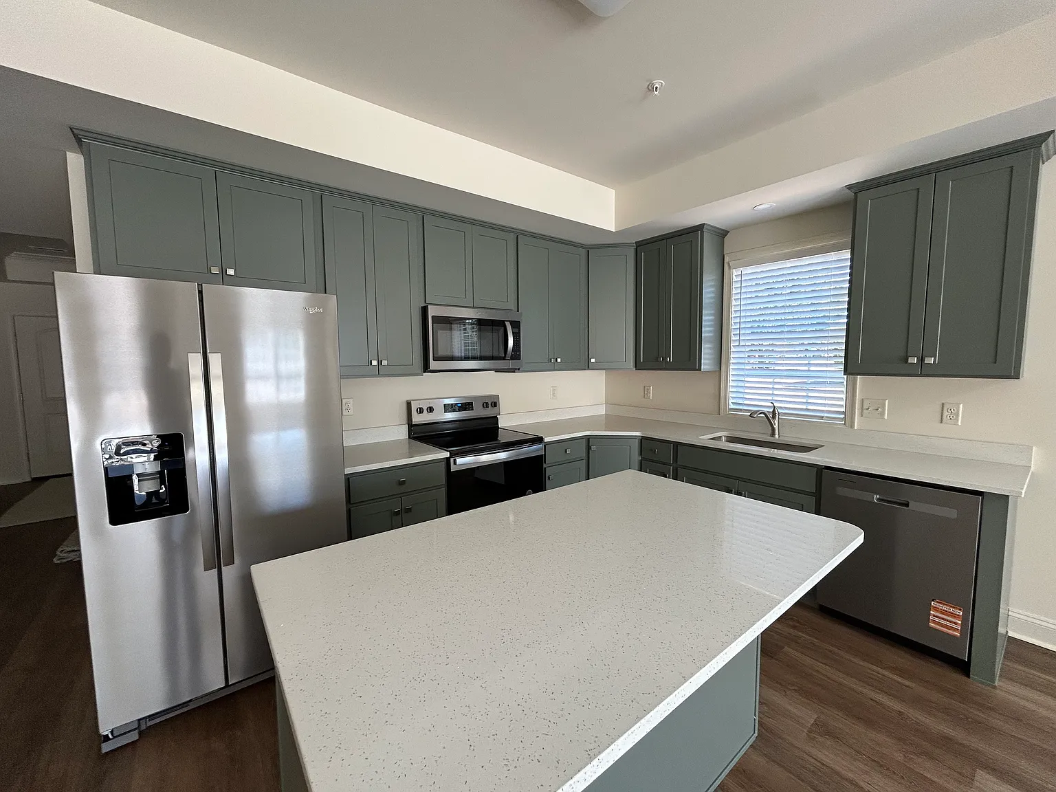 4 bed, 2.5 bath, 2100 sqft, $2,500 — Photo 3