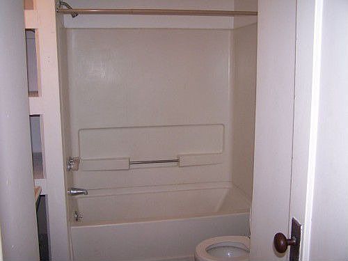 5th image of 501 S Detroit St APT 6