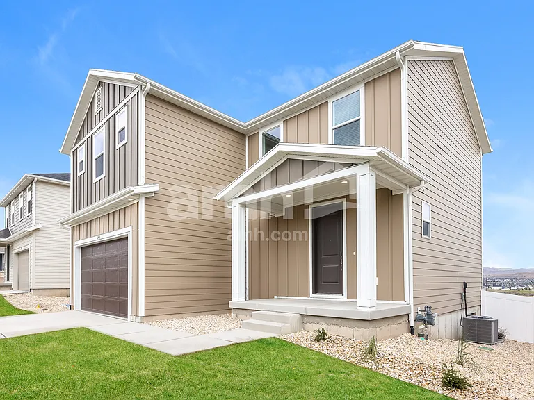 1346 W Mahogany St — Photo 2