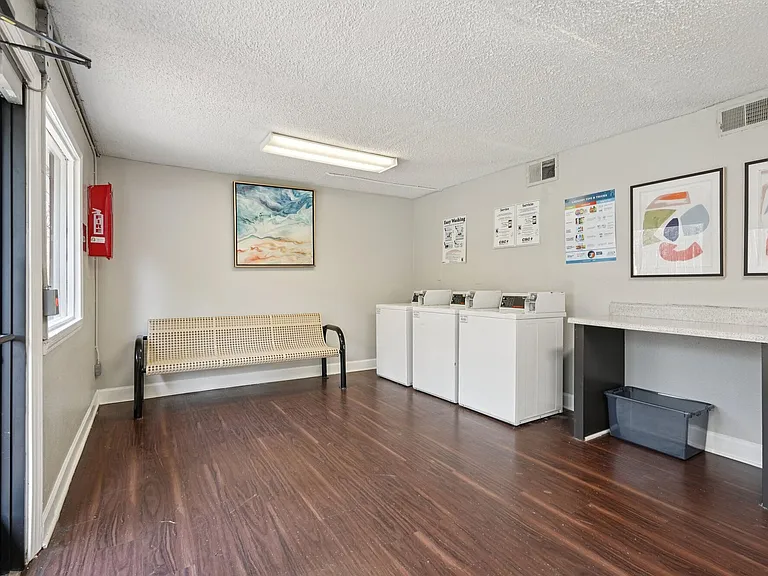 Las Palmas Apartments — Photo 63