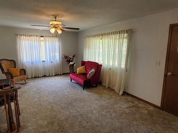 3rd image of 425 Elm Ave