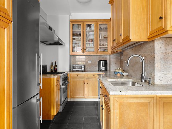3rd image of 243 W 70th St APT 7D