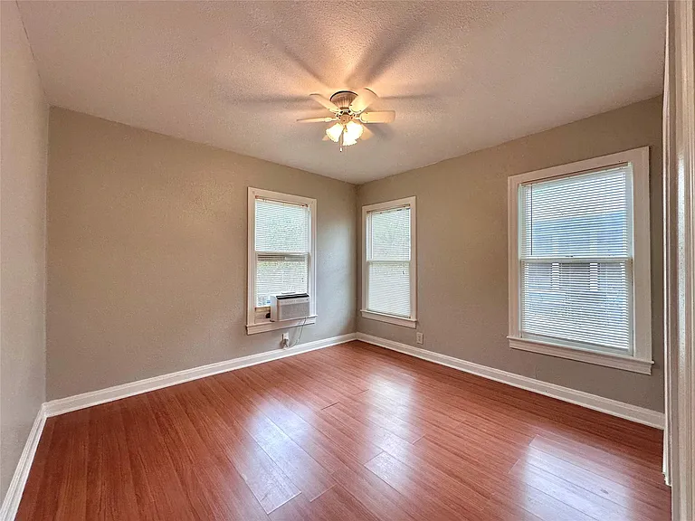 914 E 39th St #1 — Photo 16