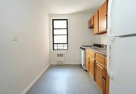 5th image of 125 E 18th St #H