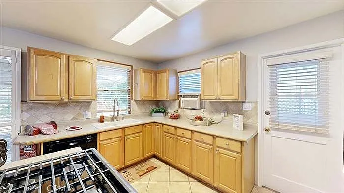 439 Stanford Dr — Photo 7