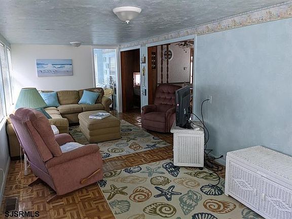 3rd image of 275 Oak St