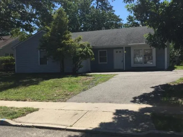 1241 Medina Rd, Lakewood, NJ 08701