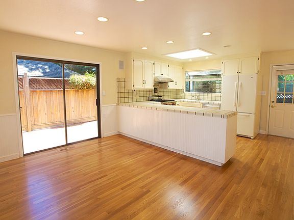 5th image of 115 Westmoor Ct
